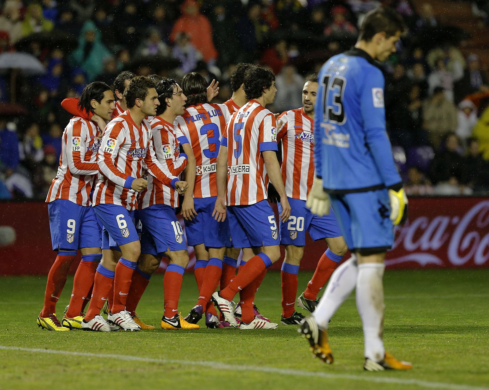 Los jugadores del Atlético celebran el gol de Falcao.