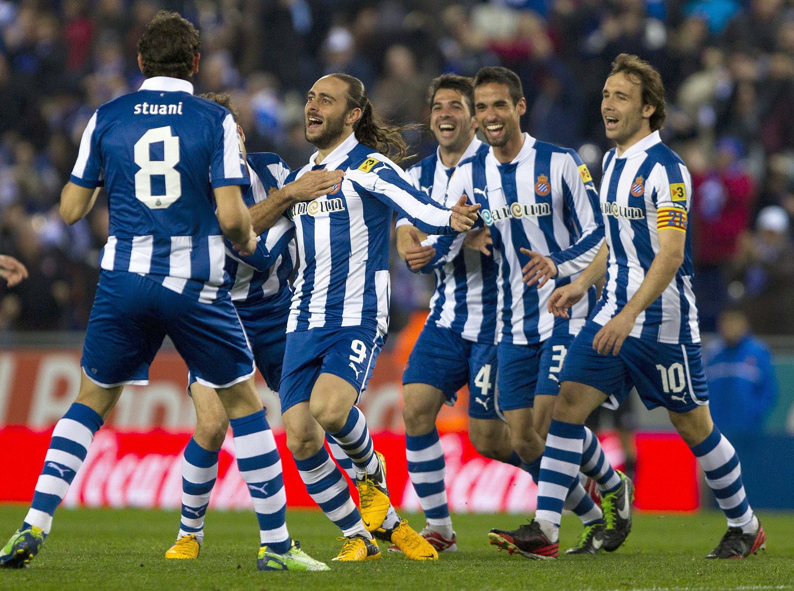 Sergio García (3i) celebra con sus compañeros la consecución del gol.