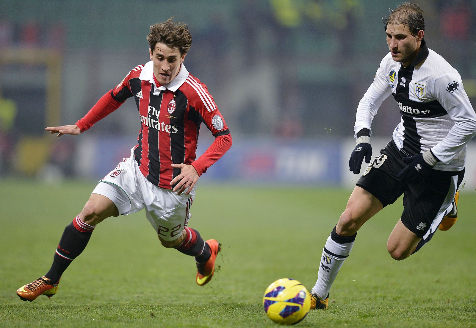 Bojan trata de superar al jugador del Parma Gabriel Paletta durante el último partido liguero.