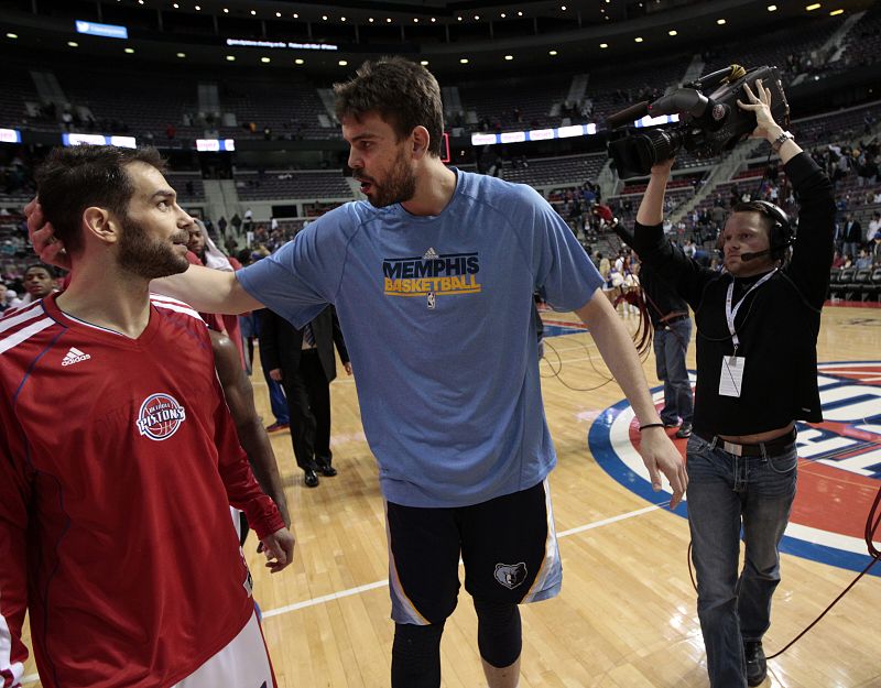 El español Marc Gasol (d) saluda a su compatriota José Calderón (i).