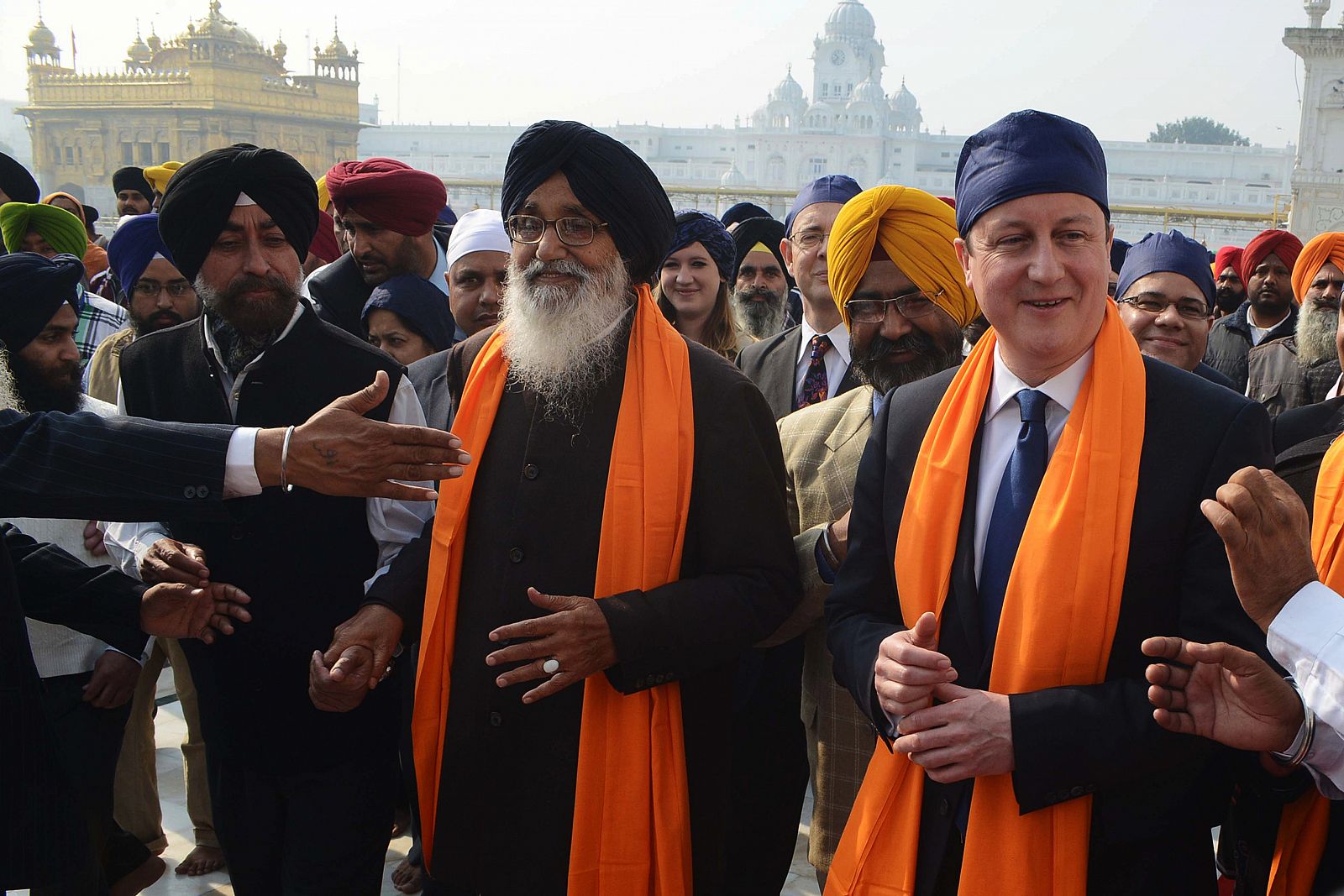 David Cameron (dececha), junto al gobernador del estado de Punjab, Parkash Singh Badal, visita el Templo Dorado de Amritsar.