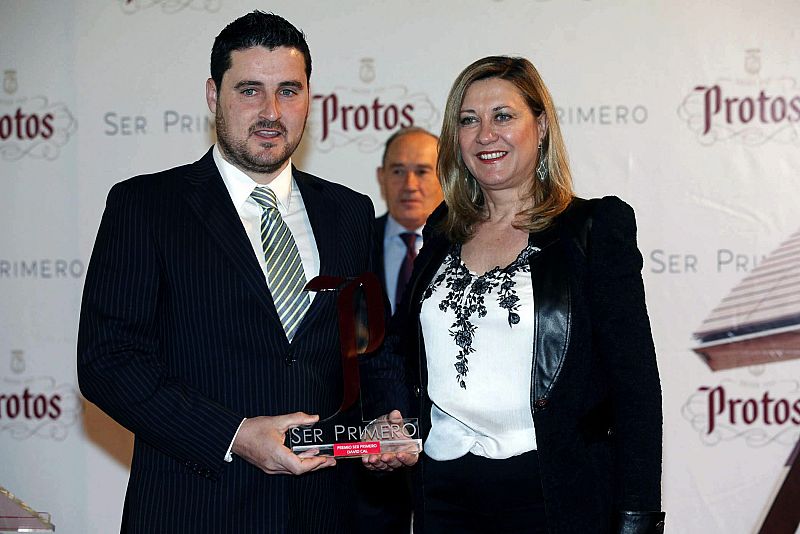 La consejera de Hacienda de Castilla y León, Pilar del Olmo, durante la entrega al palista gallego David Cal (i) de un premio