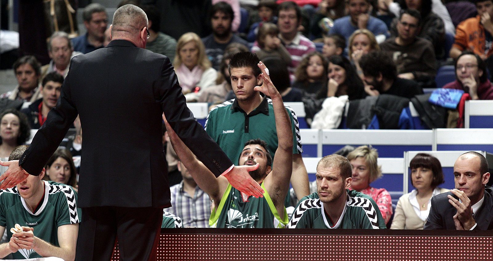 El entrenador del Unicaja Jasmin Repesa, en un tiempo muerto del conjunto malagueño.