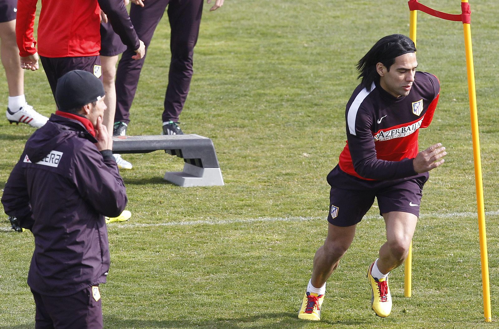 El entrenador argentino del At. de Madrid, Diego Simeone, observa al jugador colombiano  Radamel Falcao