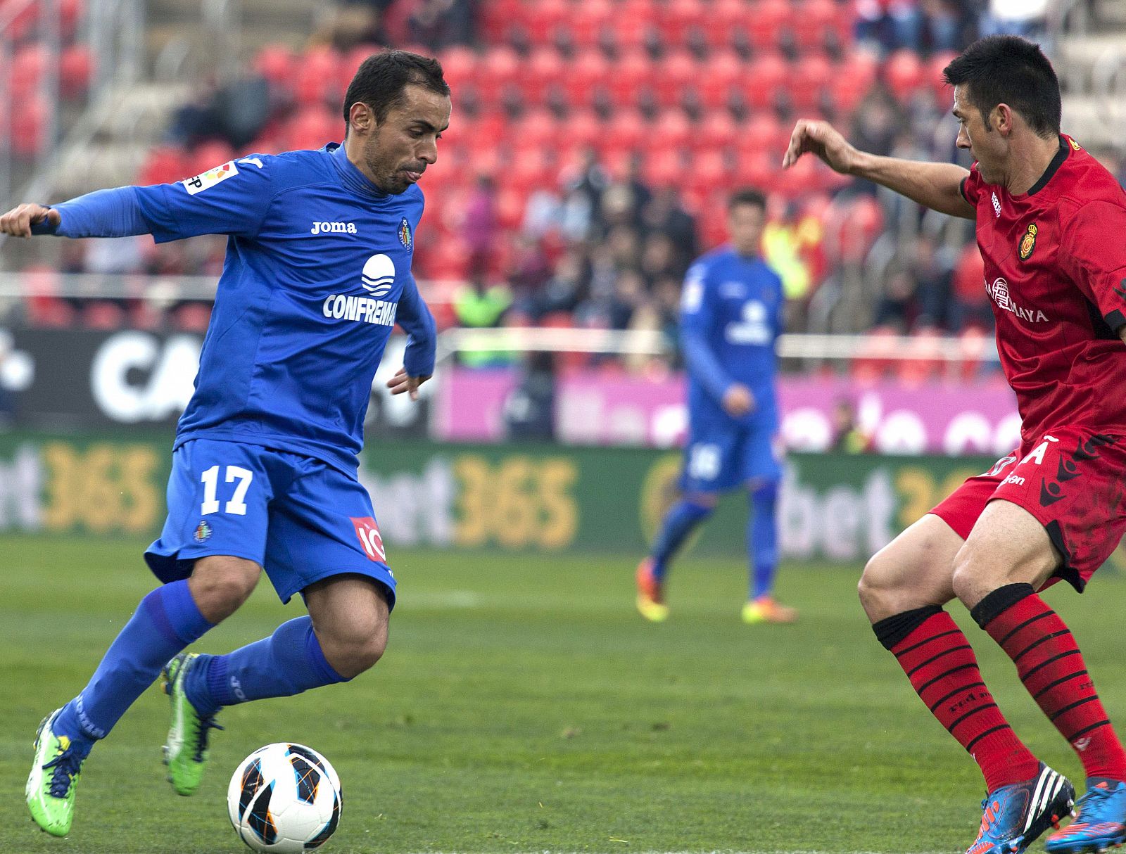 El centrocampista del Getafe  Diego Castro (i) controla el balón ante el centrocampista del Mallorca José Luis Martí (d)