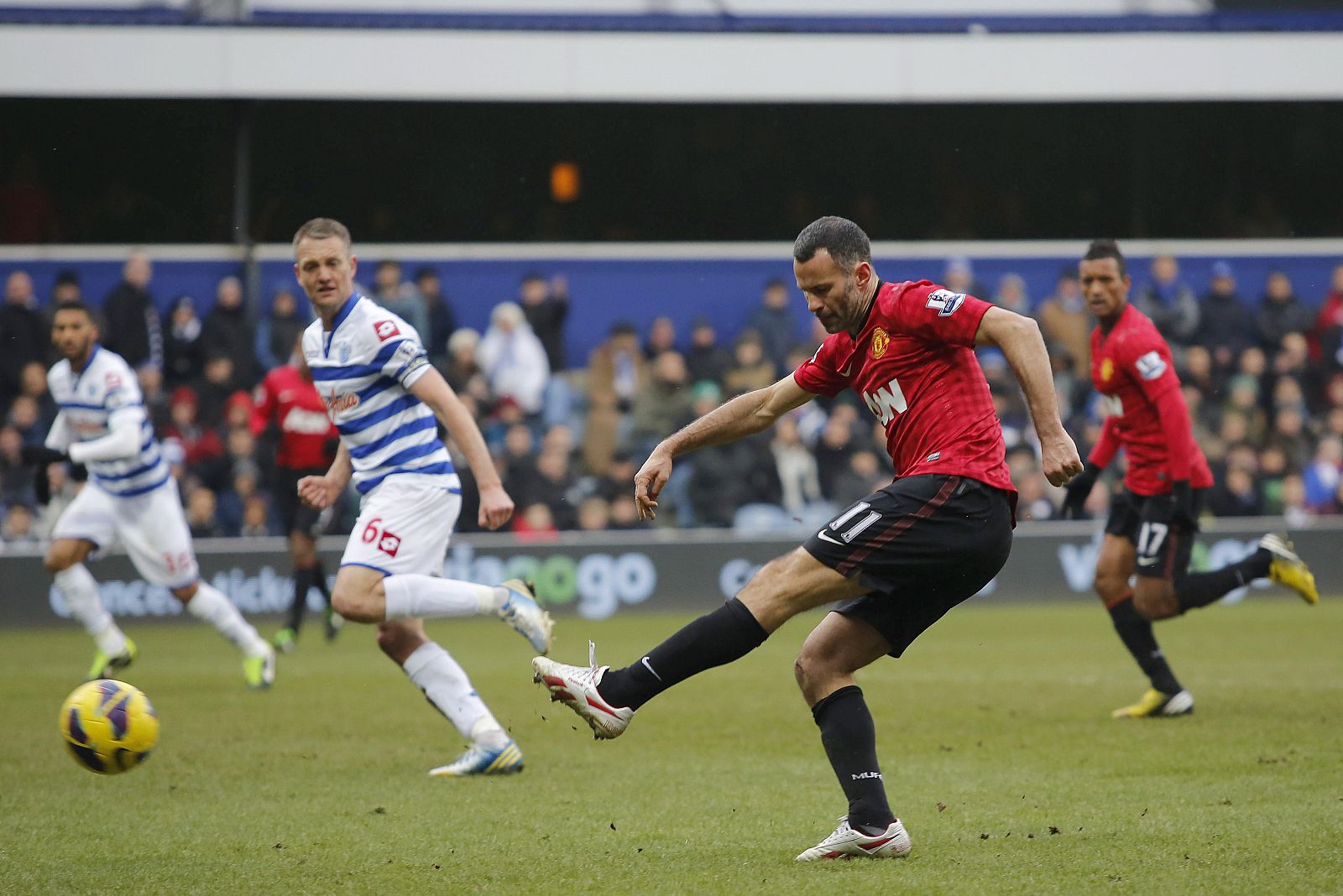 El galés Ryan Giggs anota el segundo gol del Manchester ante el QPR