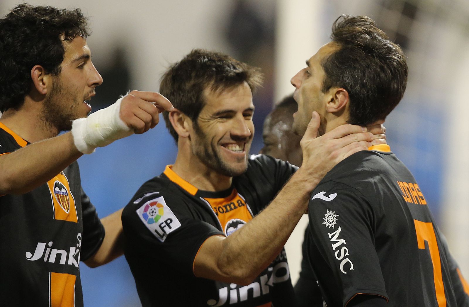 Los jugadores del Valencia celebran con Jonas uno de sus dos goles en Zaragoza