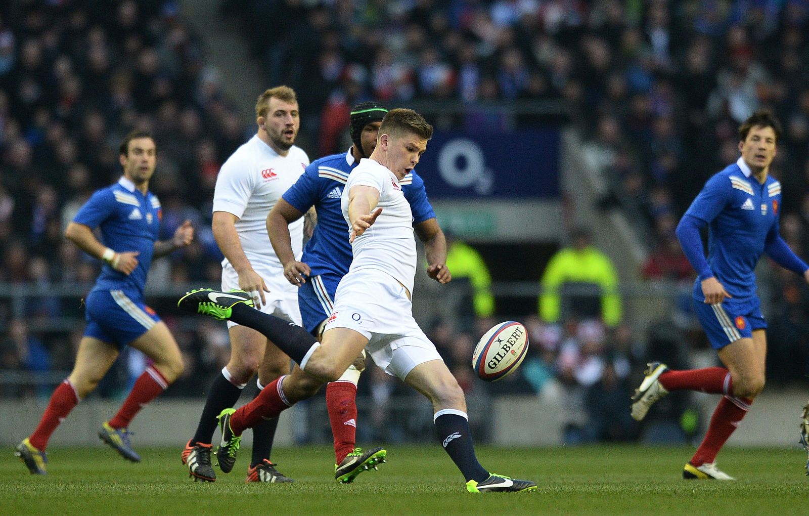Owen Farrell, de la selección inglesa de rugby, patea el balón en el partido contra Francia