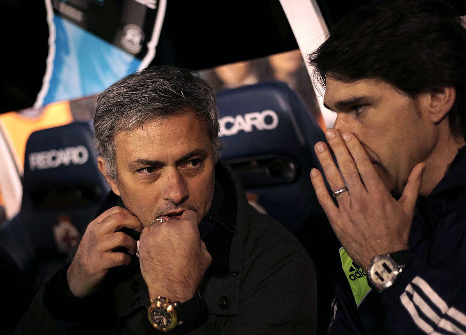 El entrenador del Real Madrid, José Mourinho, conversa con su ayundante Aitor Karanka (d)