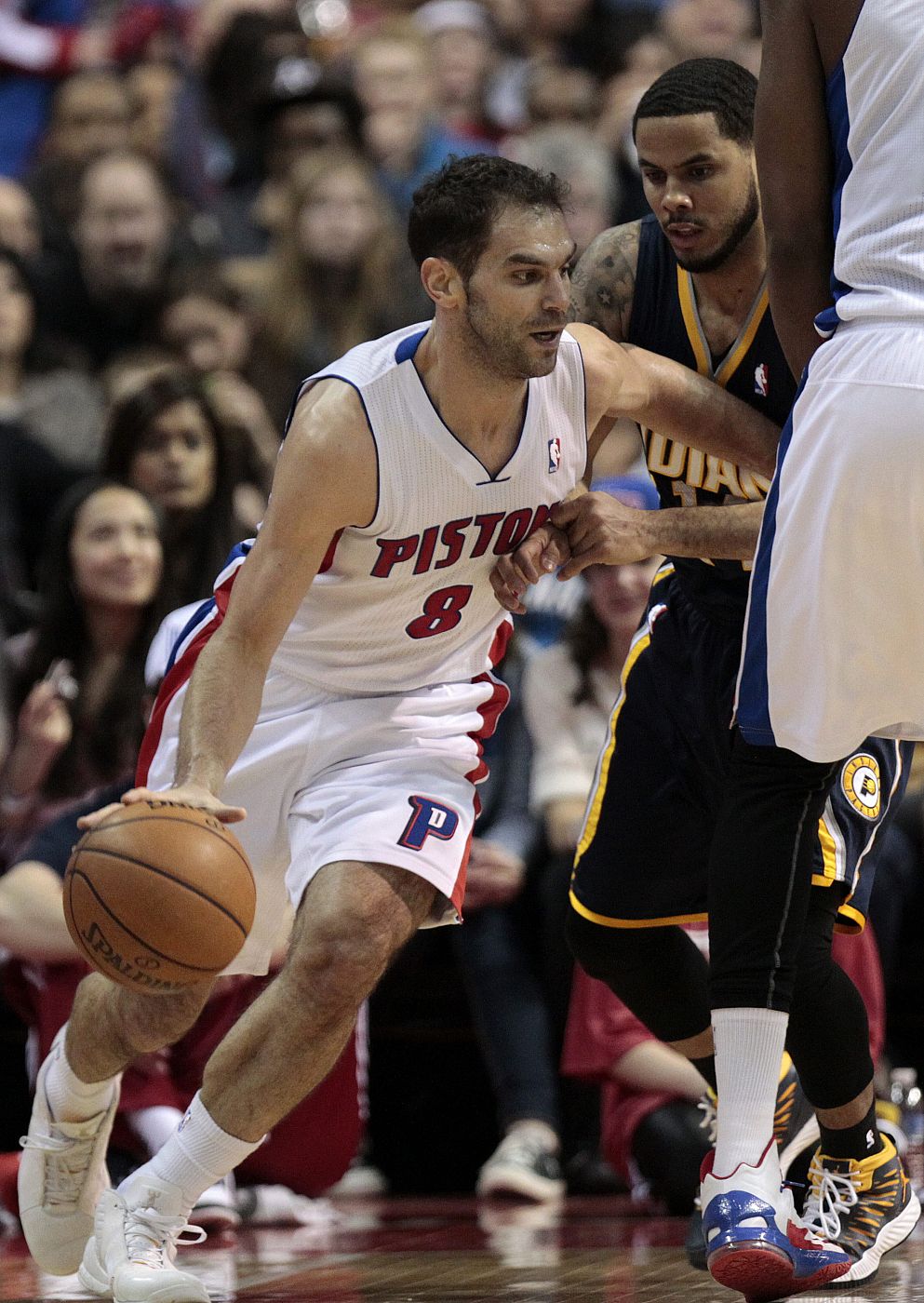 El jugador José Calderón de los Pistons de Detroit disputa el balón con D.J. Augustin de los Pacers