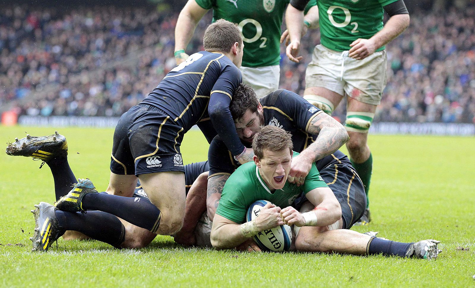 El irlandés Craig Gilroy anota para Irlanda.