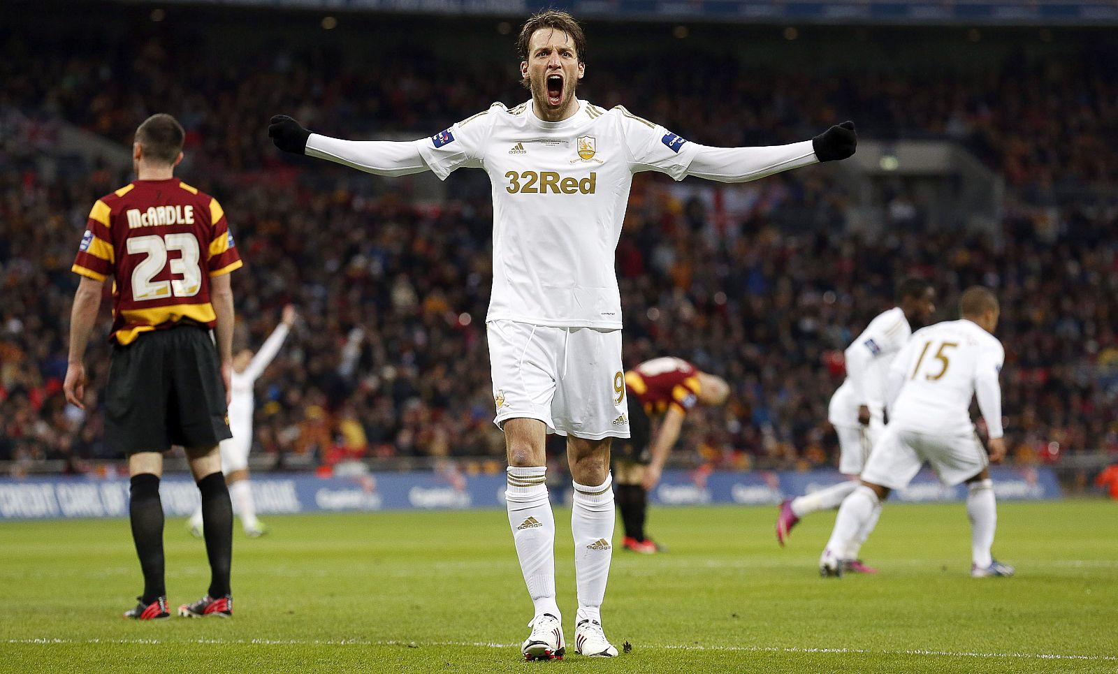 Michu celebra su tanto en la final de la Copa de la Liga.