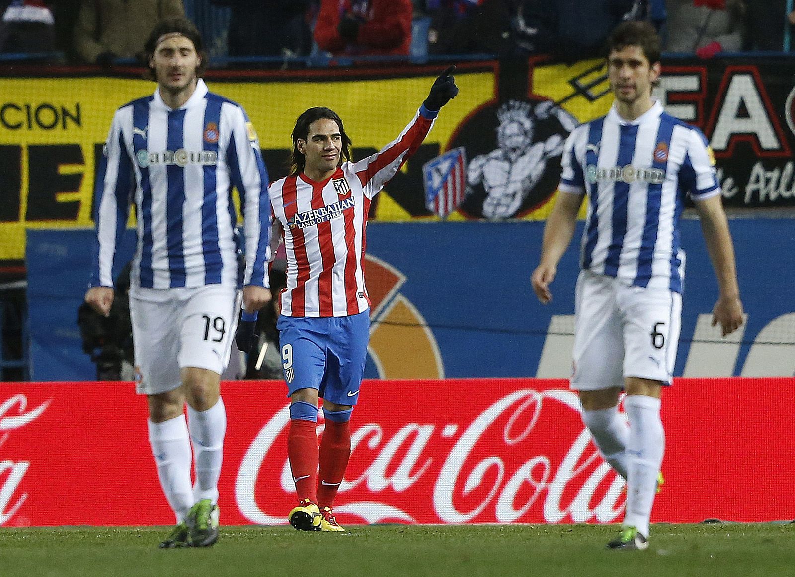 El delantero colombiano del Atlético de Madrid Radamel Falcao celebra el gol que ha marcado al RCD Espanyol.