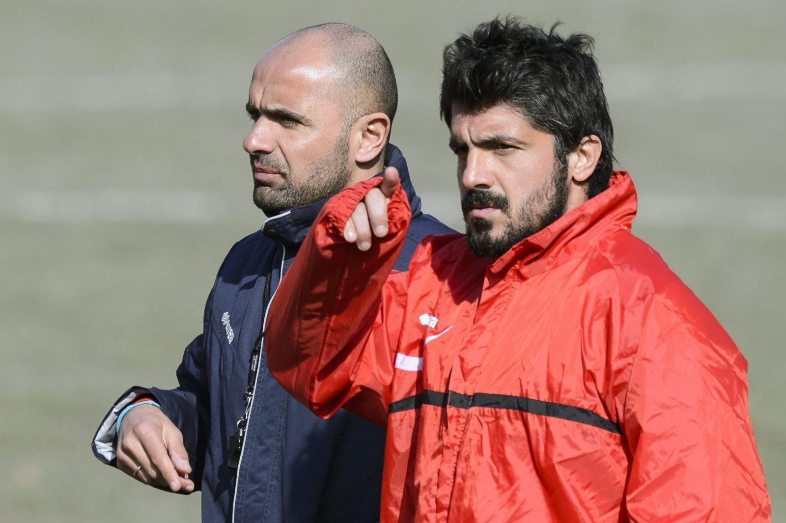 El centrocampista italiano y capitán del Sion, Gennaro Gattuso (d), durante el entrenamiento del equipo celebrado en Martigny.