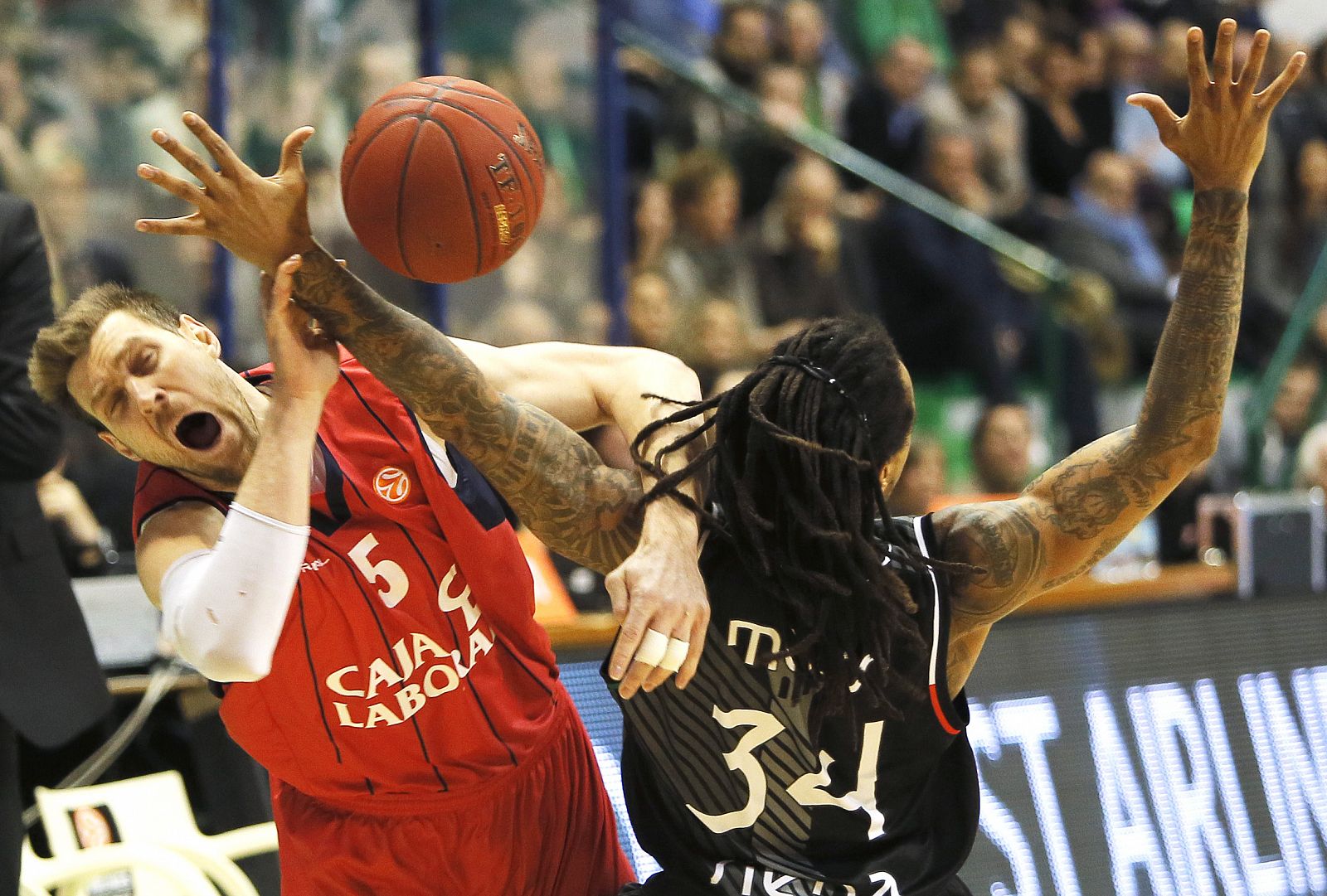 Nocioni (i) del Caja laboral lucha por el balón con Moss del Montepaschi