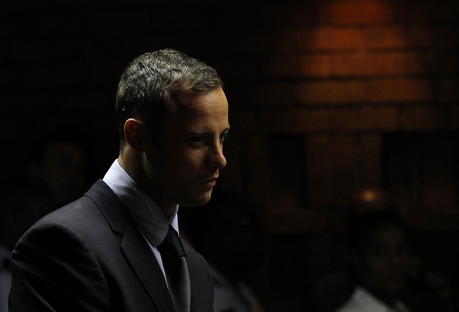 Oscar Pistorius, velocista paralímpico sudafricano, comparece en el juzgado acusado de asesinato.