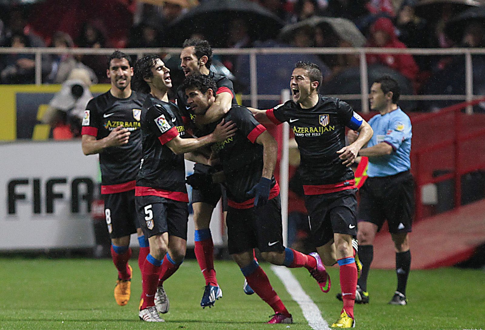 Los jugadores del Atlético de Madrid celebran el primer gol del equipo rojiblanco