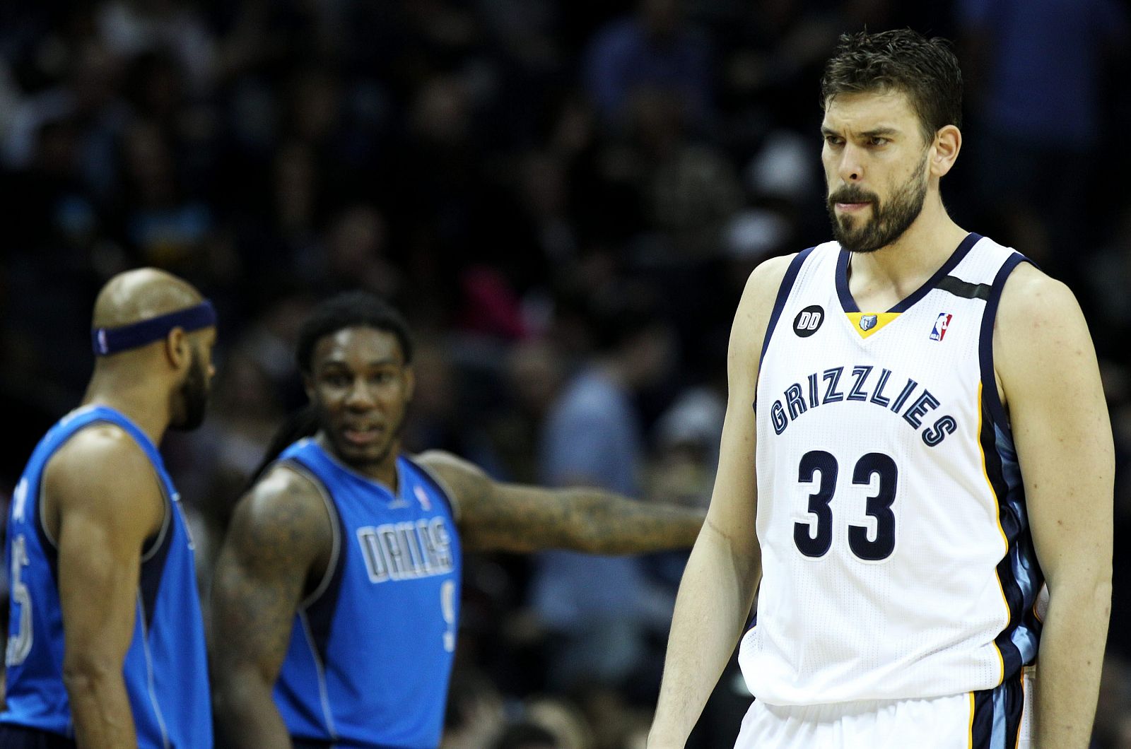 El jugador de los Grizzlies el español Marc Gasol (d) ante los Mavericks