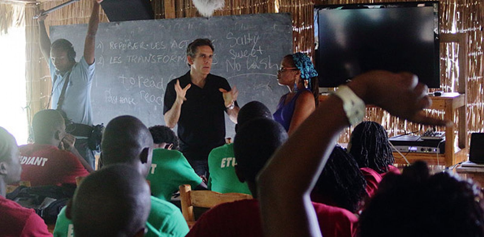 El actor Ben Stiller dando una charla a los alumnos junto a la co-directora de Ciné Institute, Paula Hyppolite