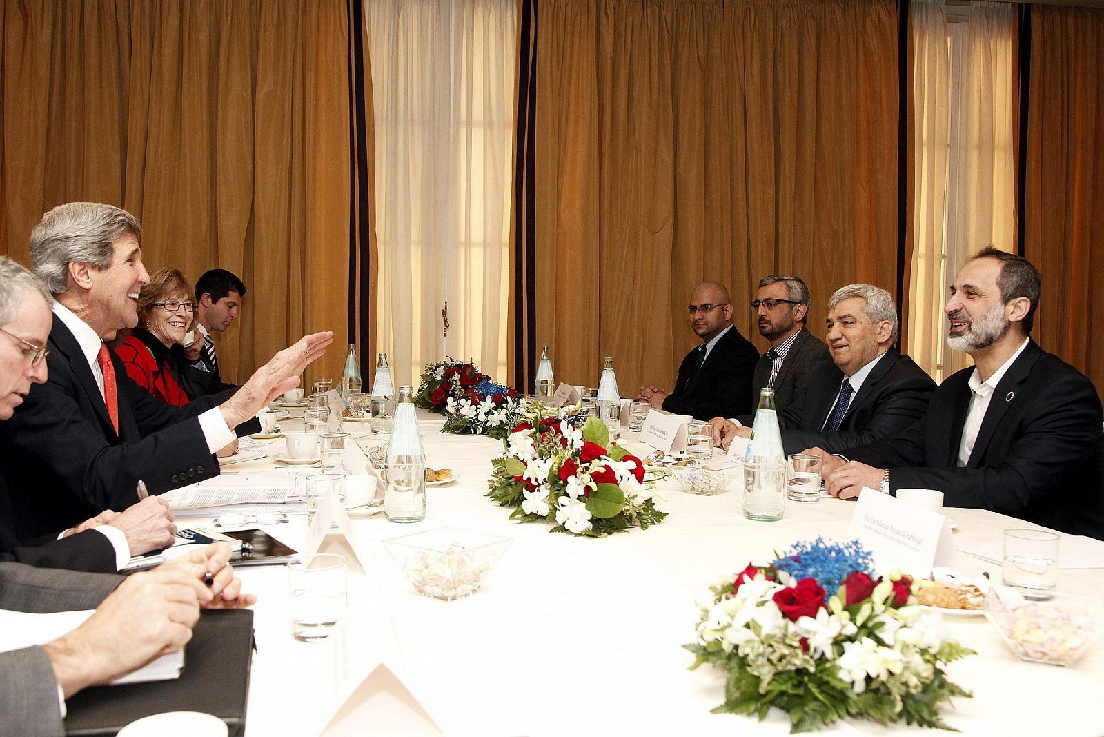 El secretario de Estado estadounidense, John Kerry (izq), asiste a un encuentro con el líder de la Coalición Nacional Siria (CNFROS), Ahmed Muaz al Jatib (der), en Roma