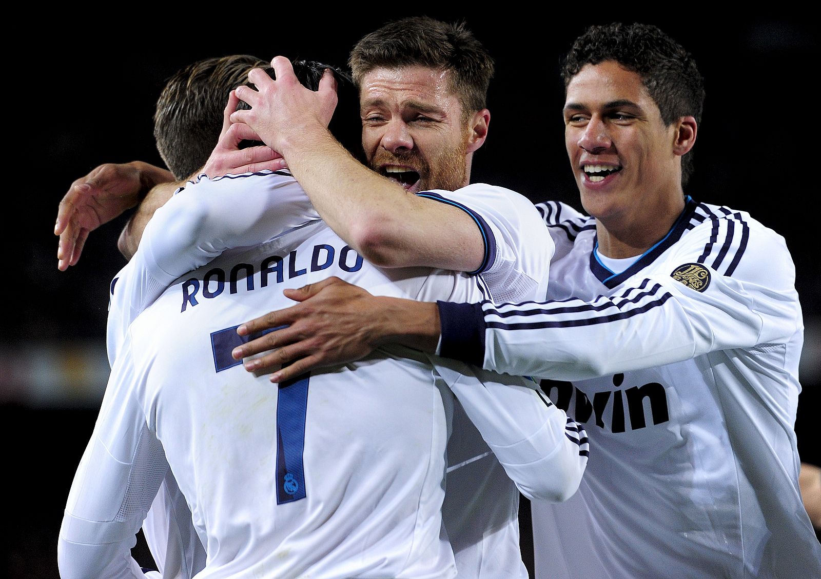 Xabi Alonso celebra con Cristiano Ronaldo la victoria en el Camp Nou.