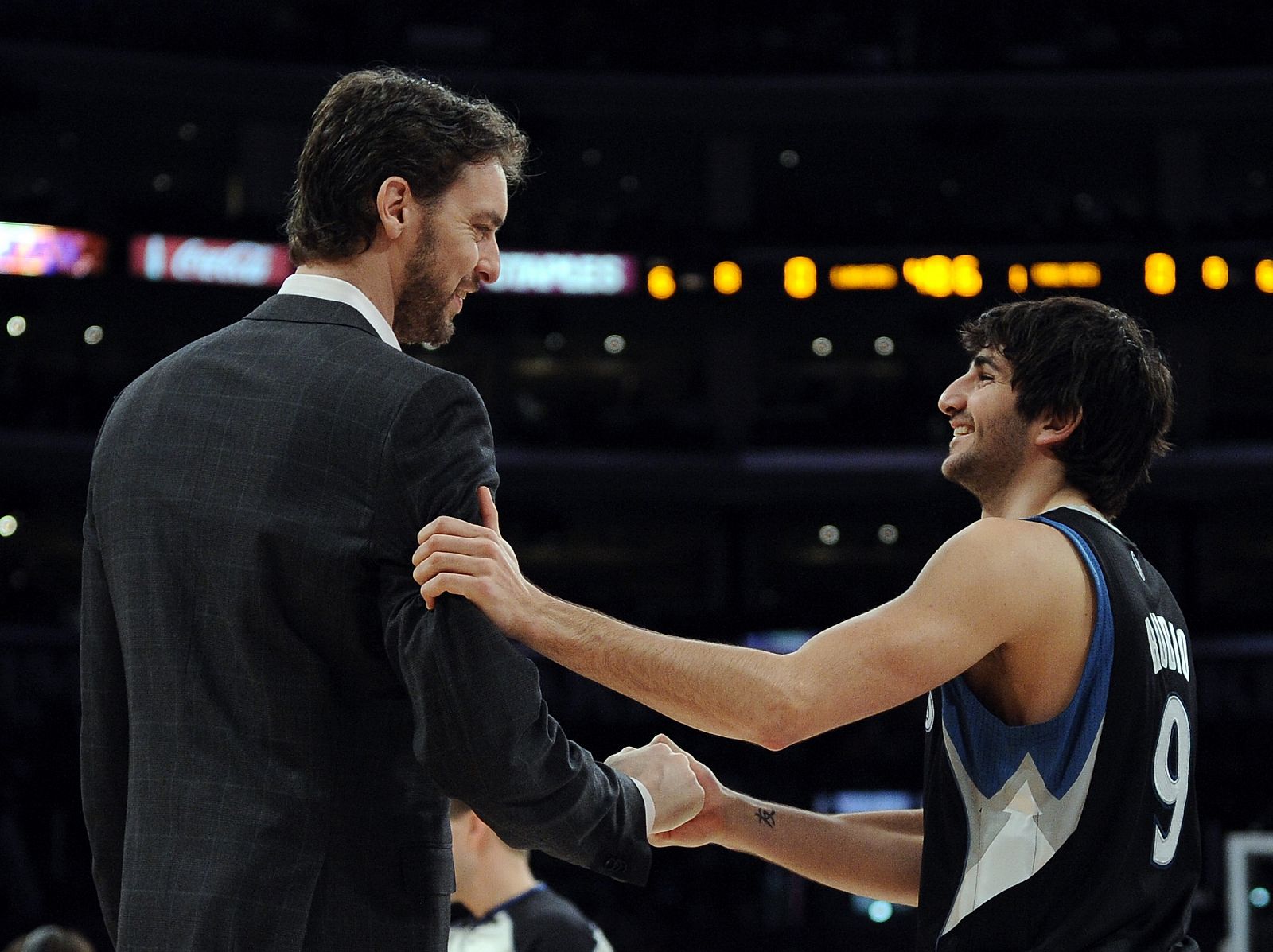 Pau Gasol (i) de los Lakers saluda a Ricky Rubio de los Timberwolves