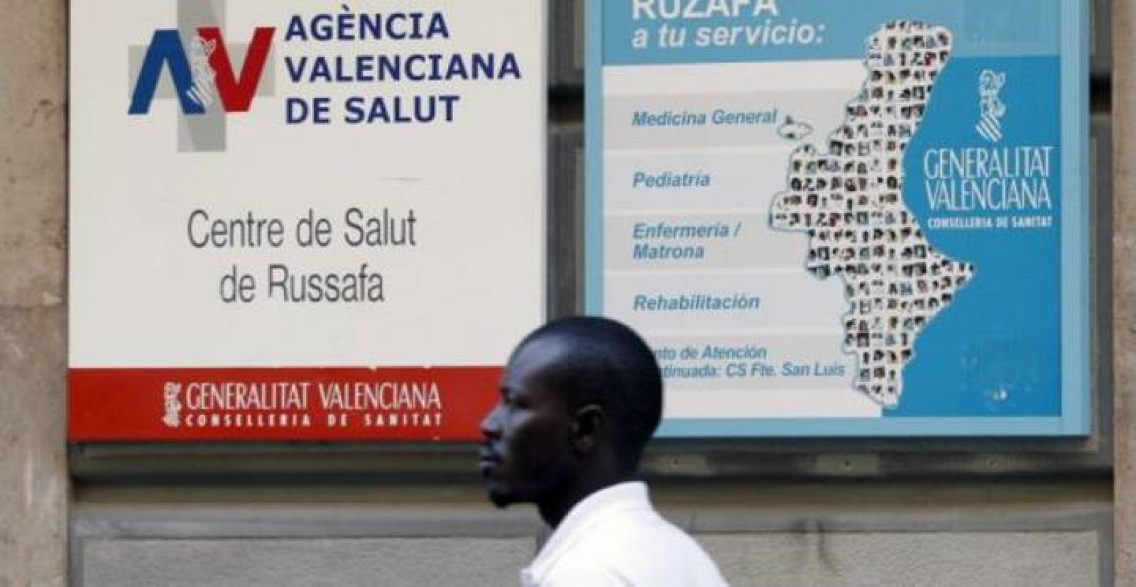 Un inmigrante acude a un centro de salud.