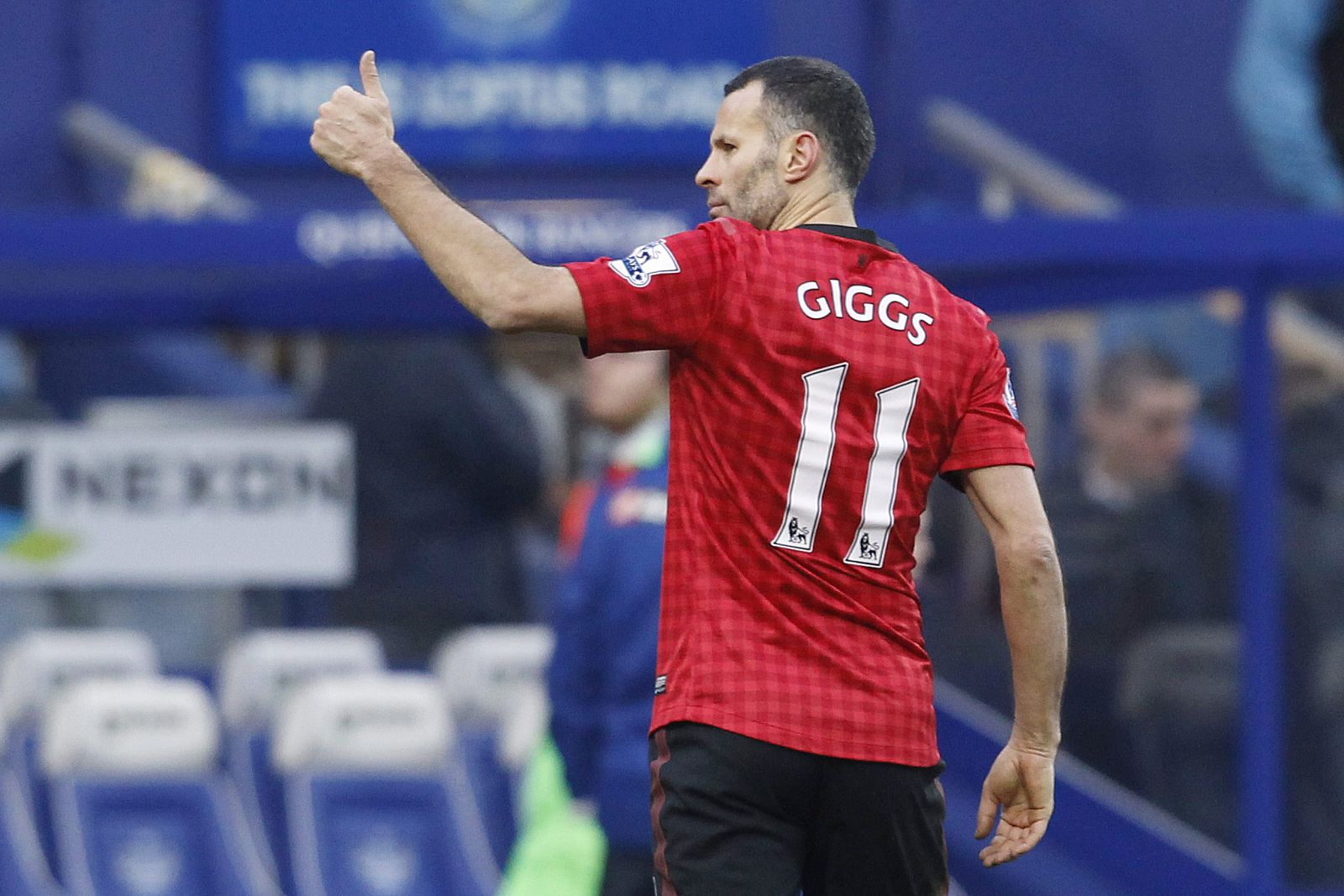 Ryan Giggs, veterano jugador del Manchester United, celebra un gol en la Premier