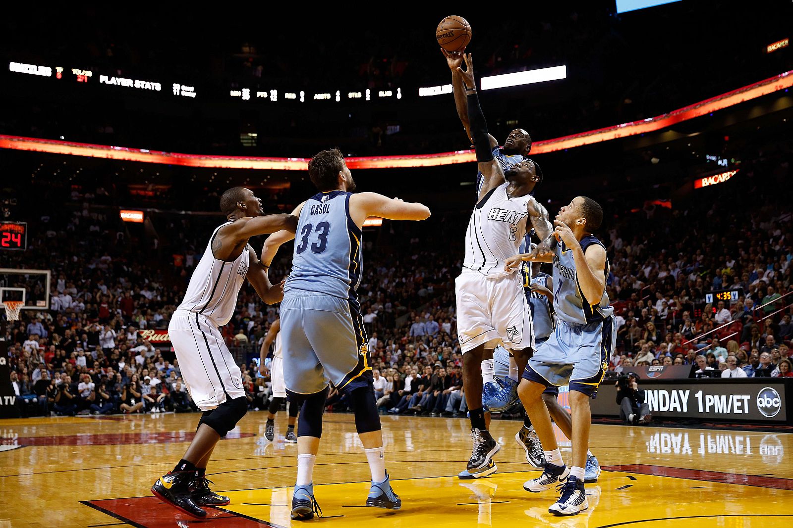 LeBron James pugno por un balón con el pívot de los Memphis Grizzlies Marc Gasol.