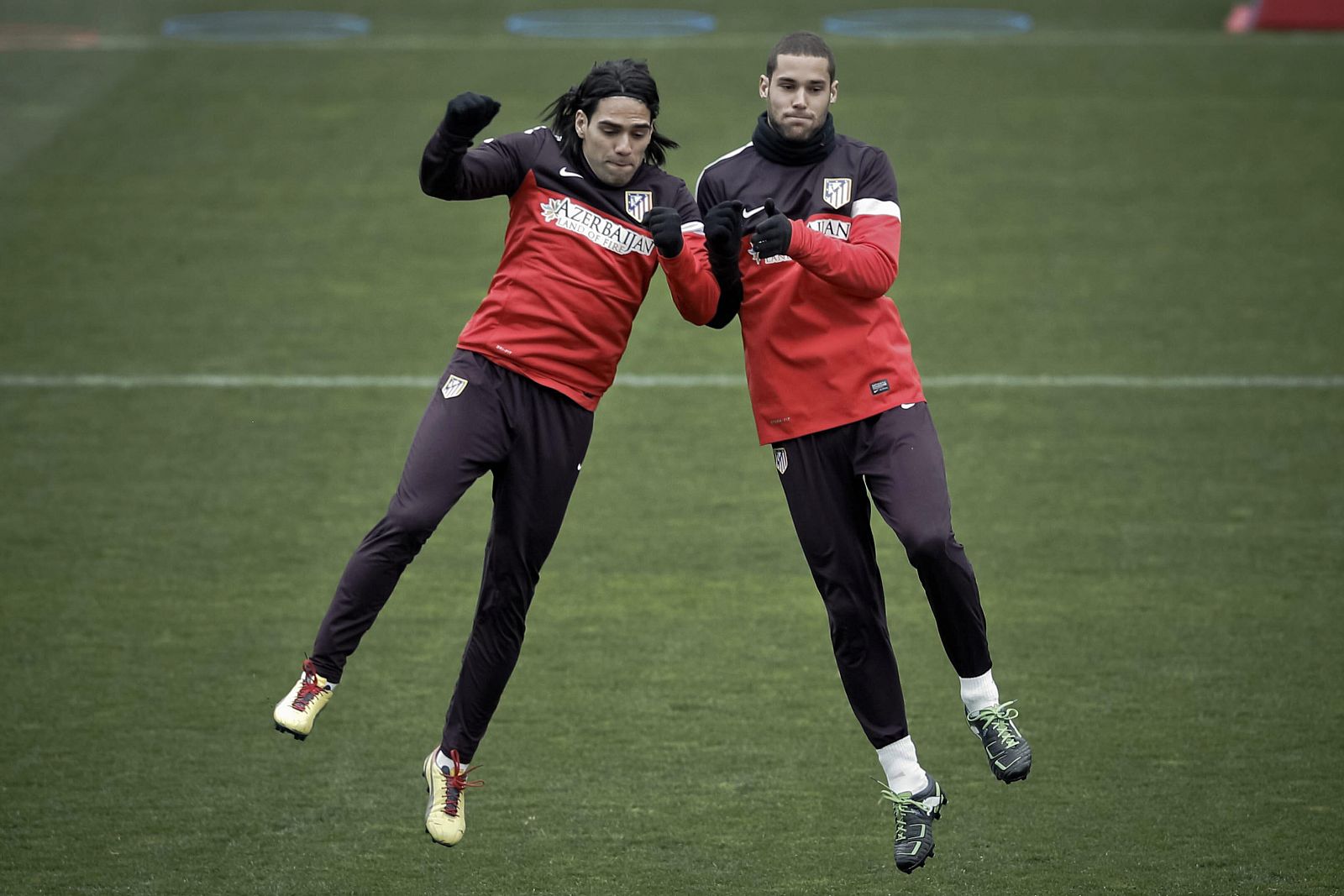 Los jugadores del Atlético de Madrid, el delantero colombiano Radamel Falcao (i) y el centrocampista Mario Suárez, durante el entrenamiento