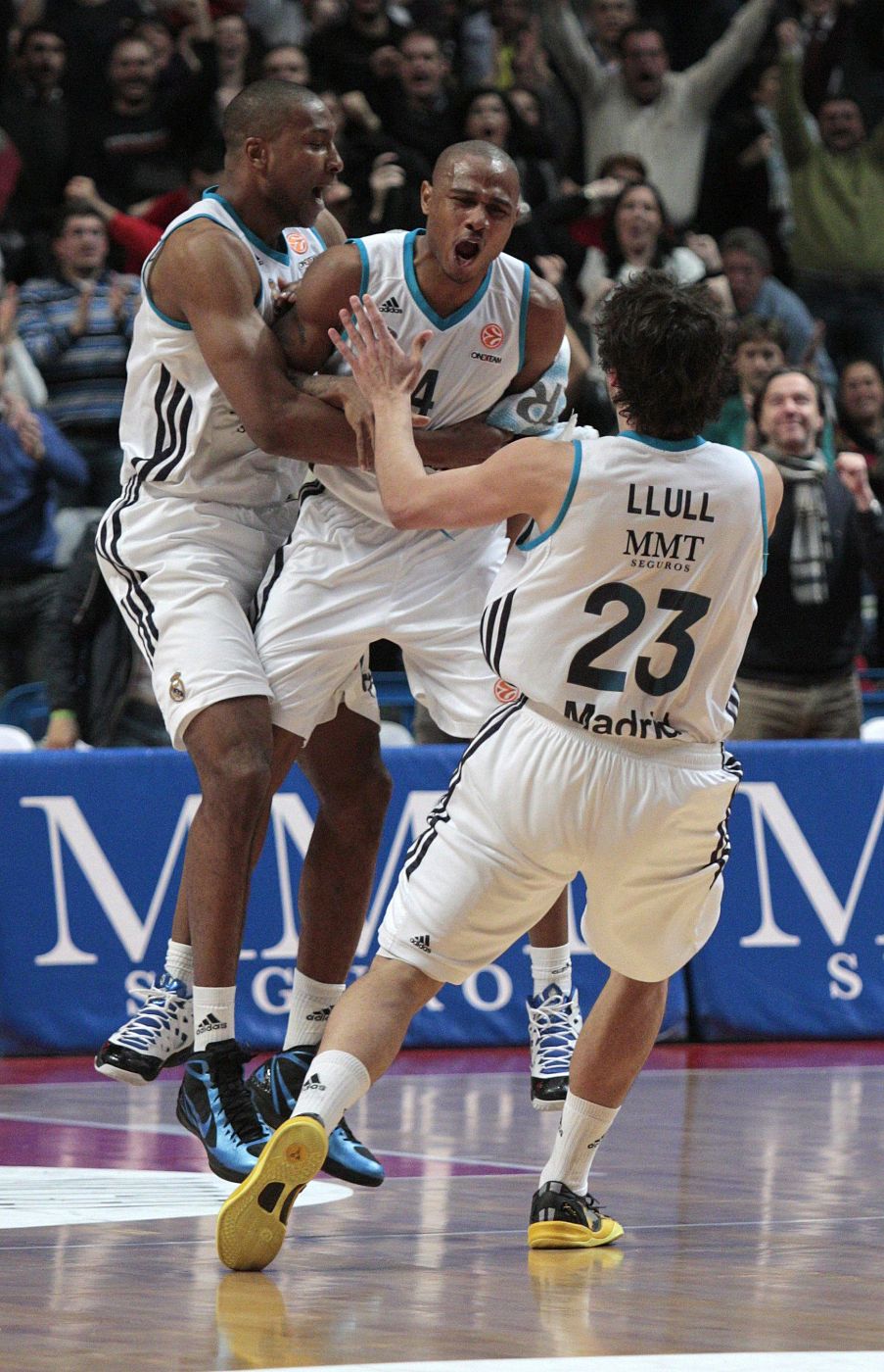 Los jugadores del Real Madrid, Draper (c), Slaughter (i) y Sergio Llull, del Real Madrid.