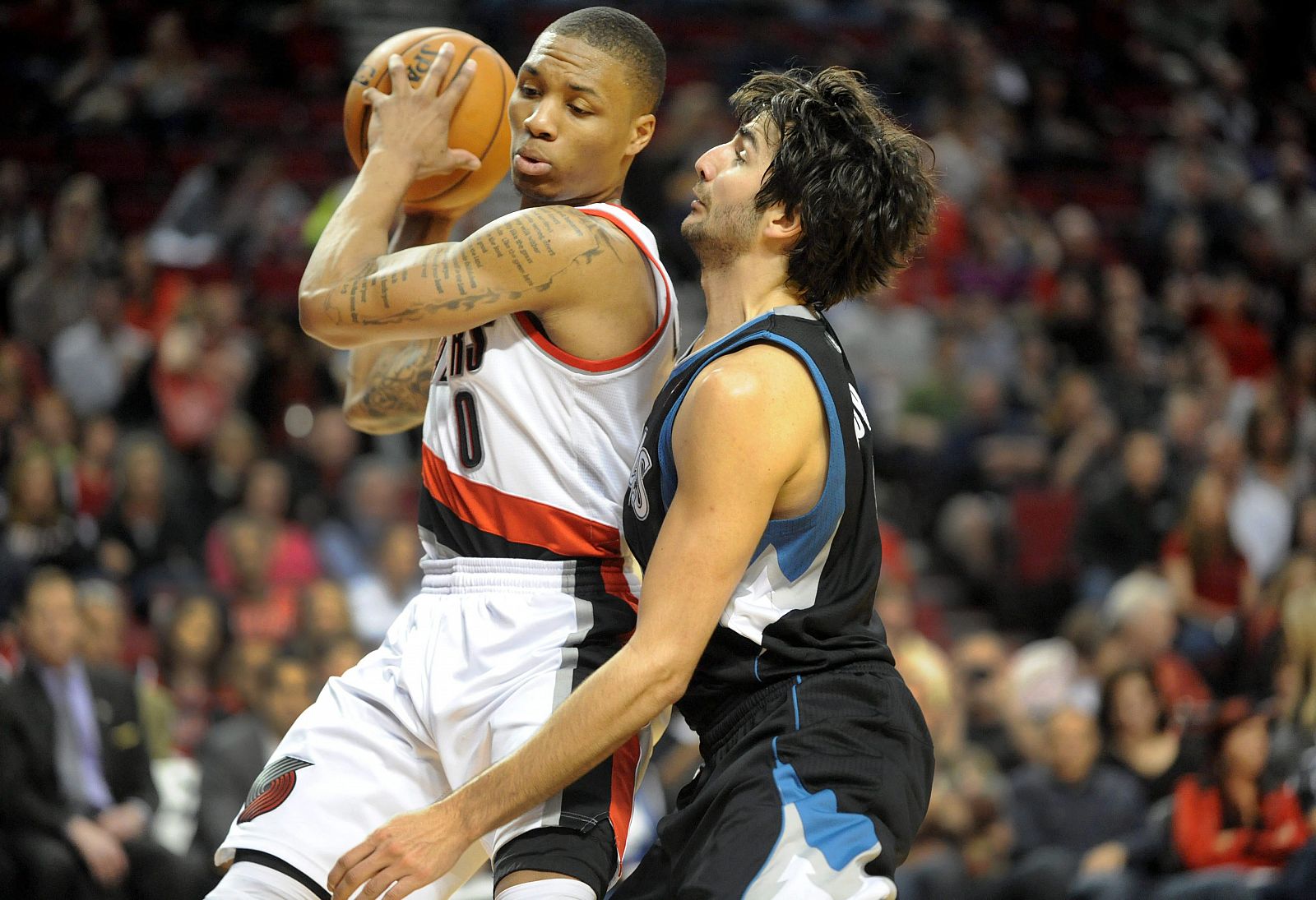 Damian Lillard, de Portland, protege el balón frente a Ricky Rubio, de Minnesota