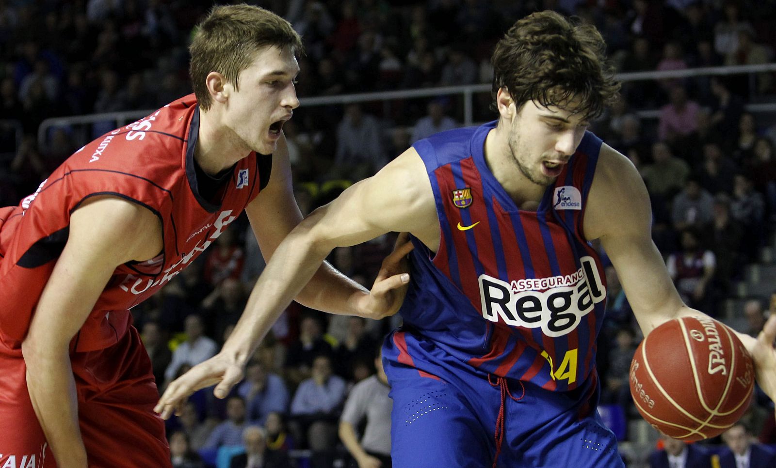 Tibor Pleiss, del Laboral Kutxa, y Ante Tomic, del Barcelona, en un partido anterior