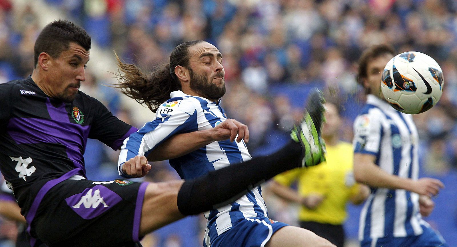 Sergio García (d) disputa un balón con el defensa del Valladolid Jesús Rueda (i).