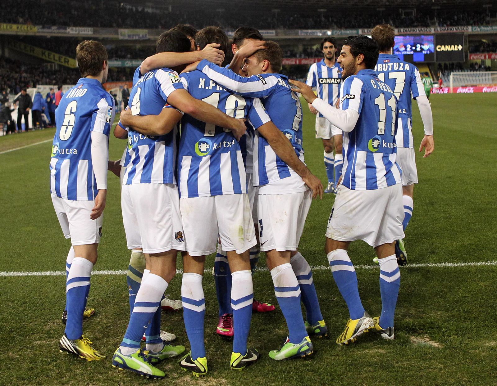 Los jugadores de la Real Sociedad celebran uno de los goles del equipo.