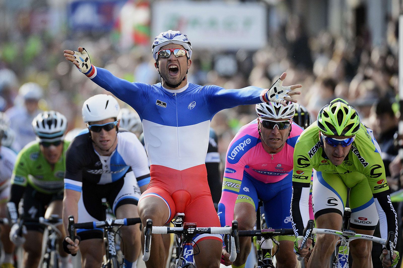 Nacer Bouhanni celebra su victoria en la primera etapa de la París Niza.