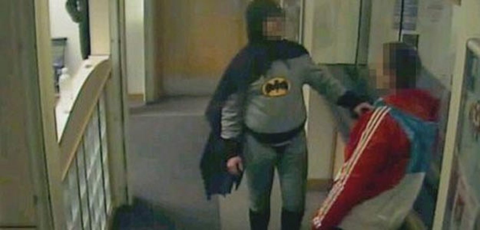 Un misterioso Batman entrega a un presunto delincuente en la comisaría local de Bradford, al norte de Inglaterra.