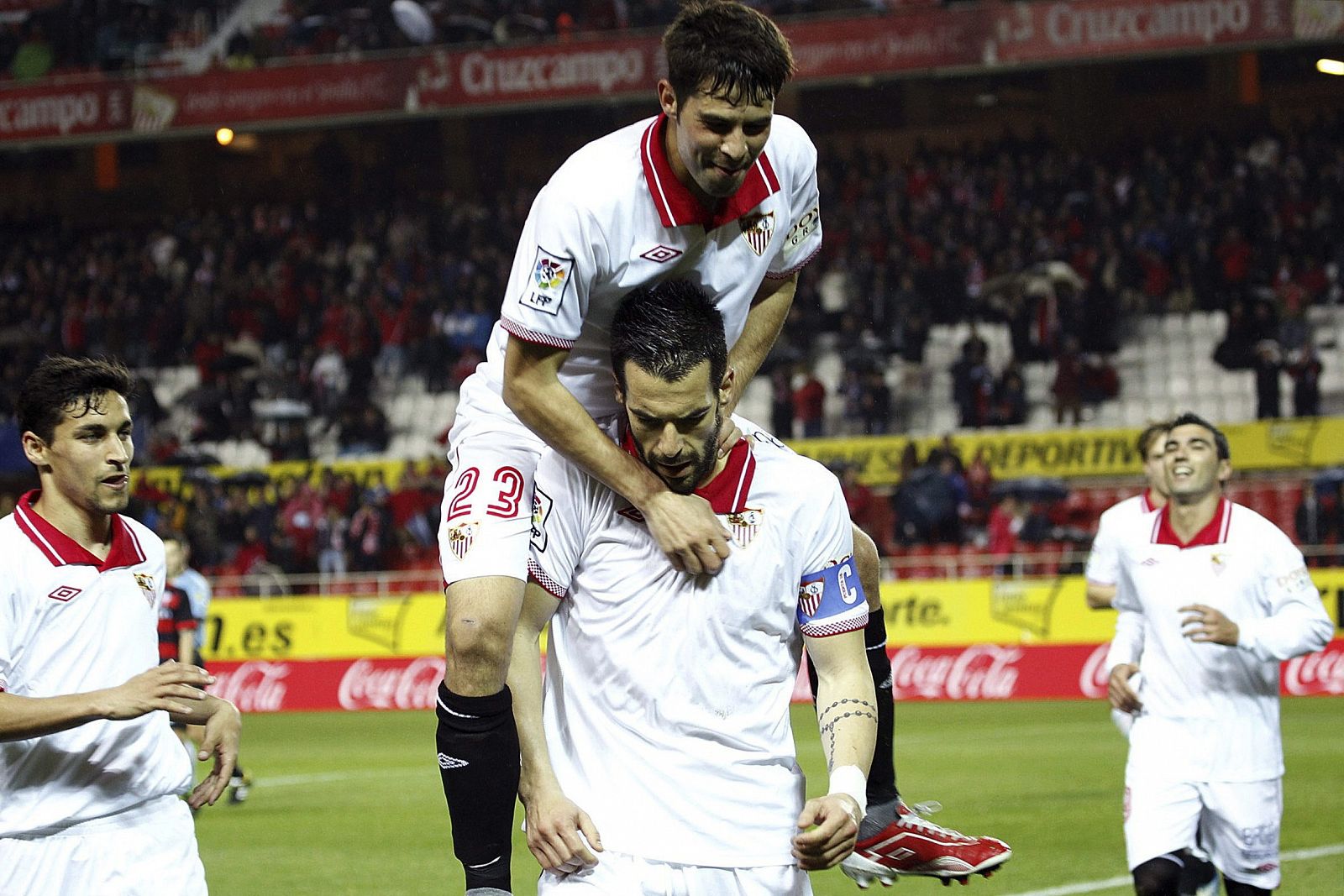 El delantero del Sevilla CF, Álvaro Negredo, celebra su tercer gol con sus compañeros.