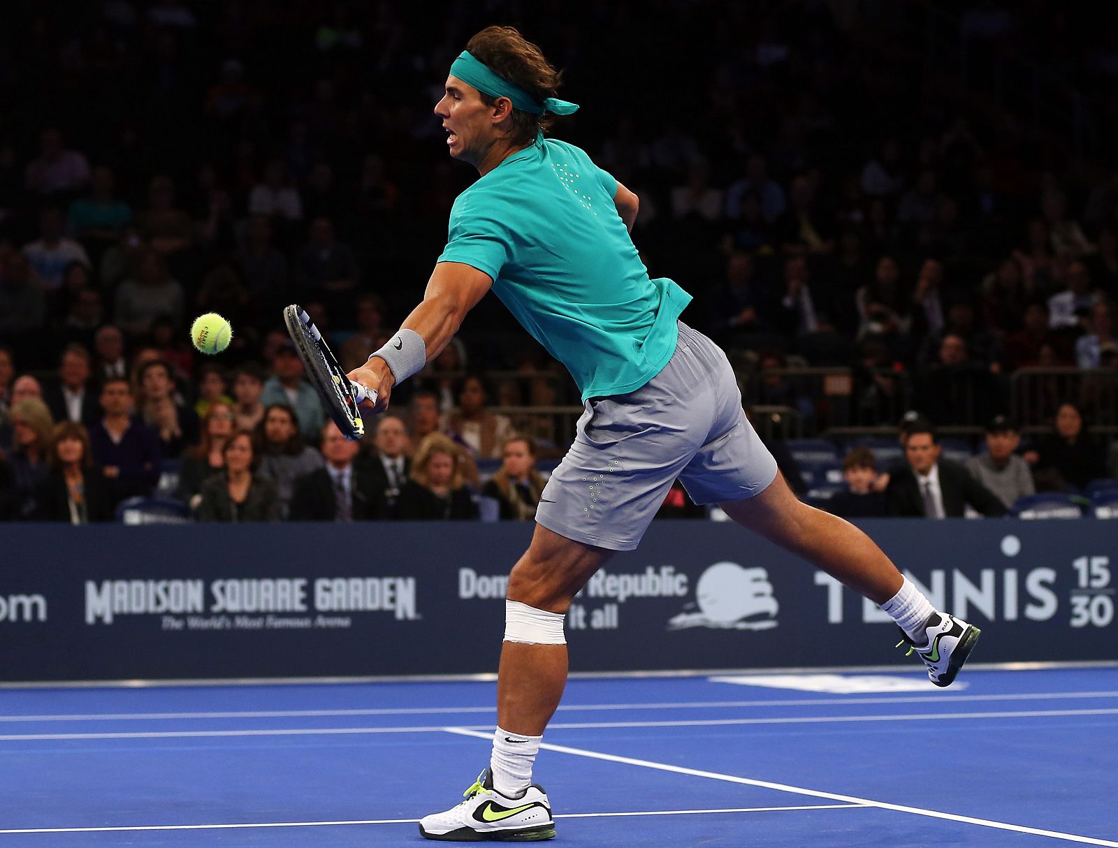 Rafael Nadal golpea una bola en el Madison Square Garden de Nueva York