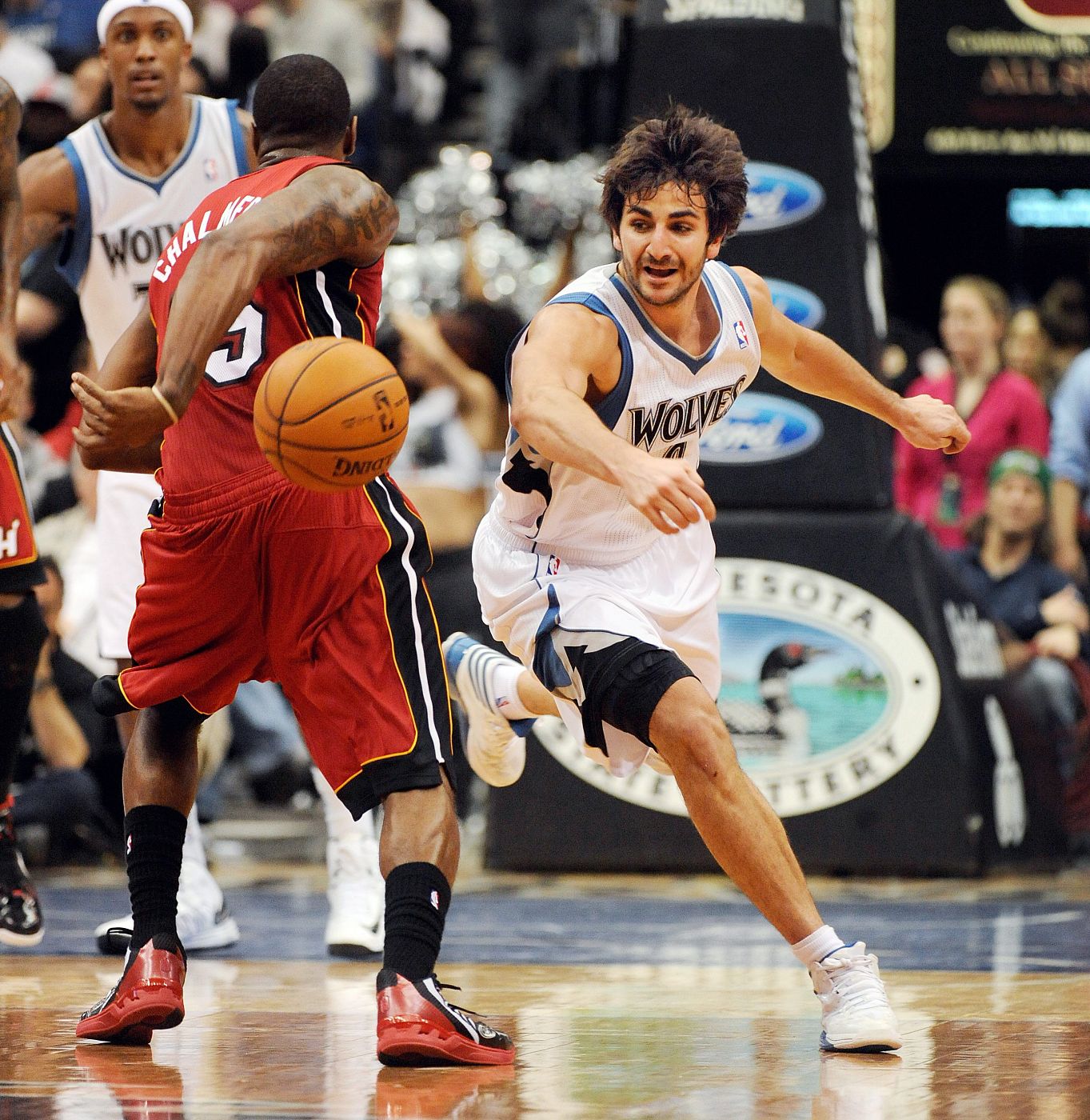 Ricky Rubio (d) de Timberwolves le roba el balón a Dwyane Wade (i), de Heat