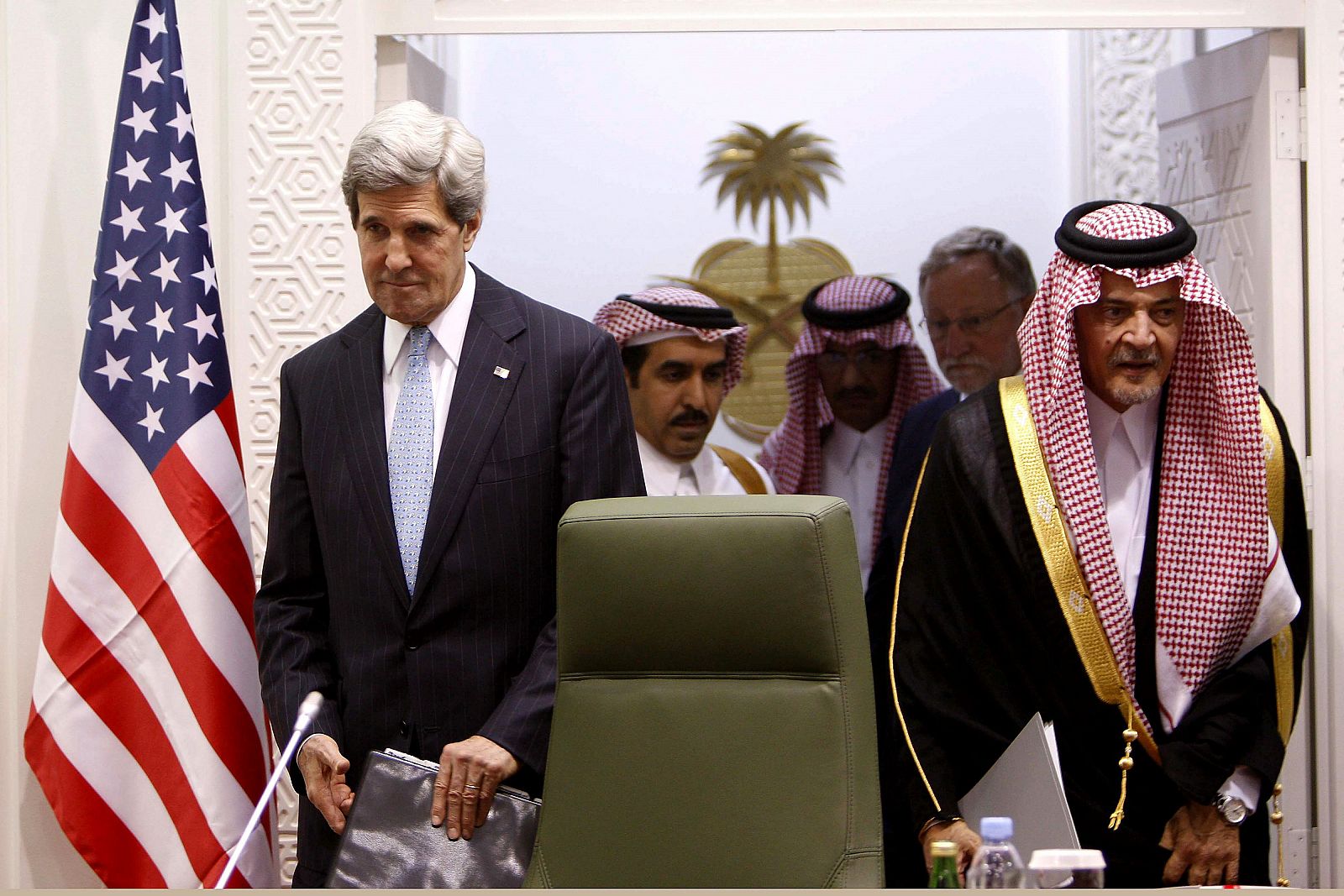 El secretario de Estado estadounidense, John Kerry (izq), y el ministro saudí de Asuntos Exteriores, Saud al Faisal (dcha), dan una rueda de prensa conjunta en el Ministerio de Asuntos Exteriores en Riad (Arabia Saudí)  el lunes 4 de marzo de 2013