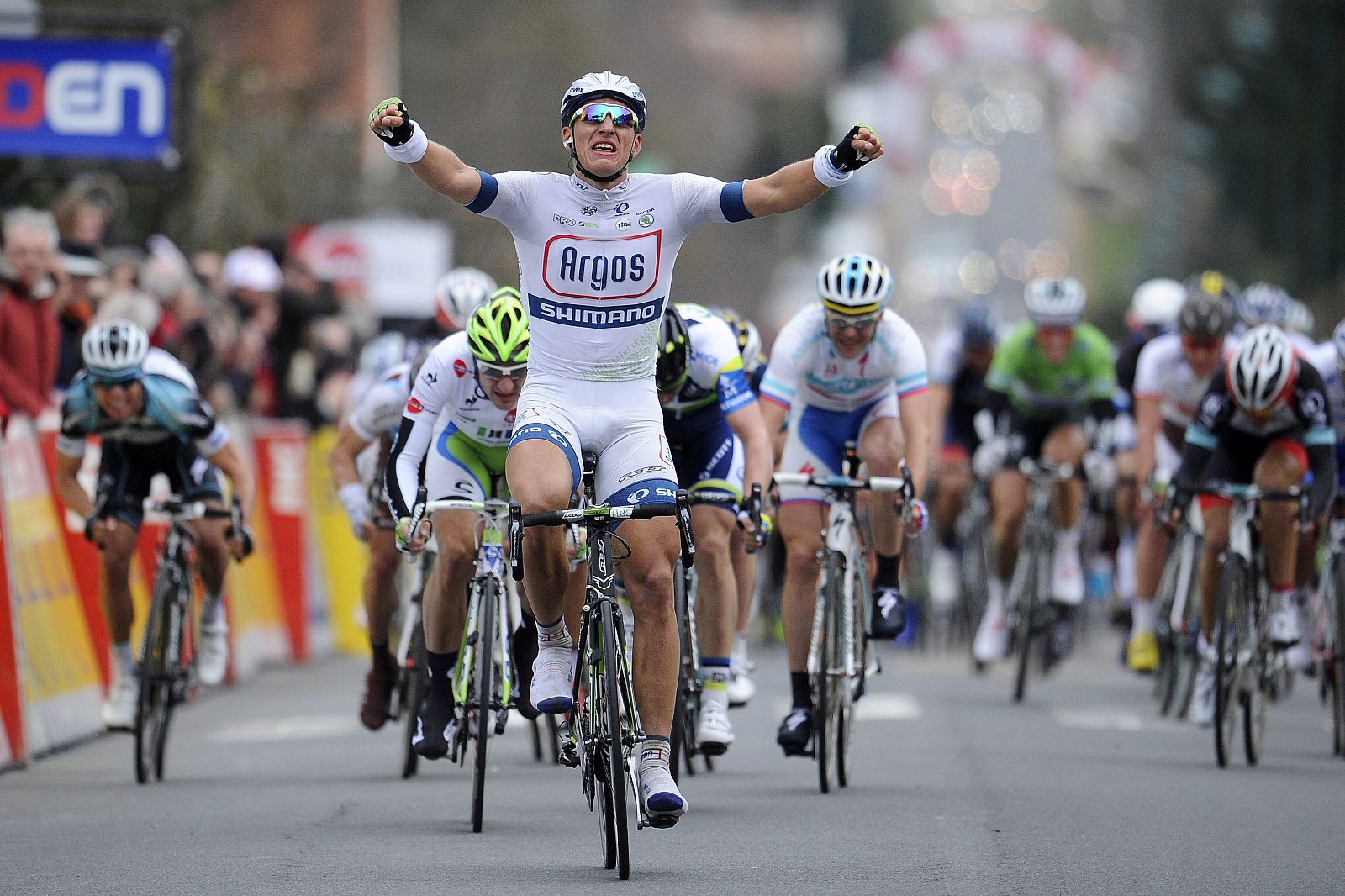 El ciclista alemán Marcel Kittel (c) del equipo Argos Shimano celebra su victoria en la segunda etapa de la París-Niza