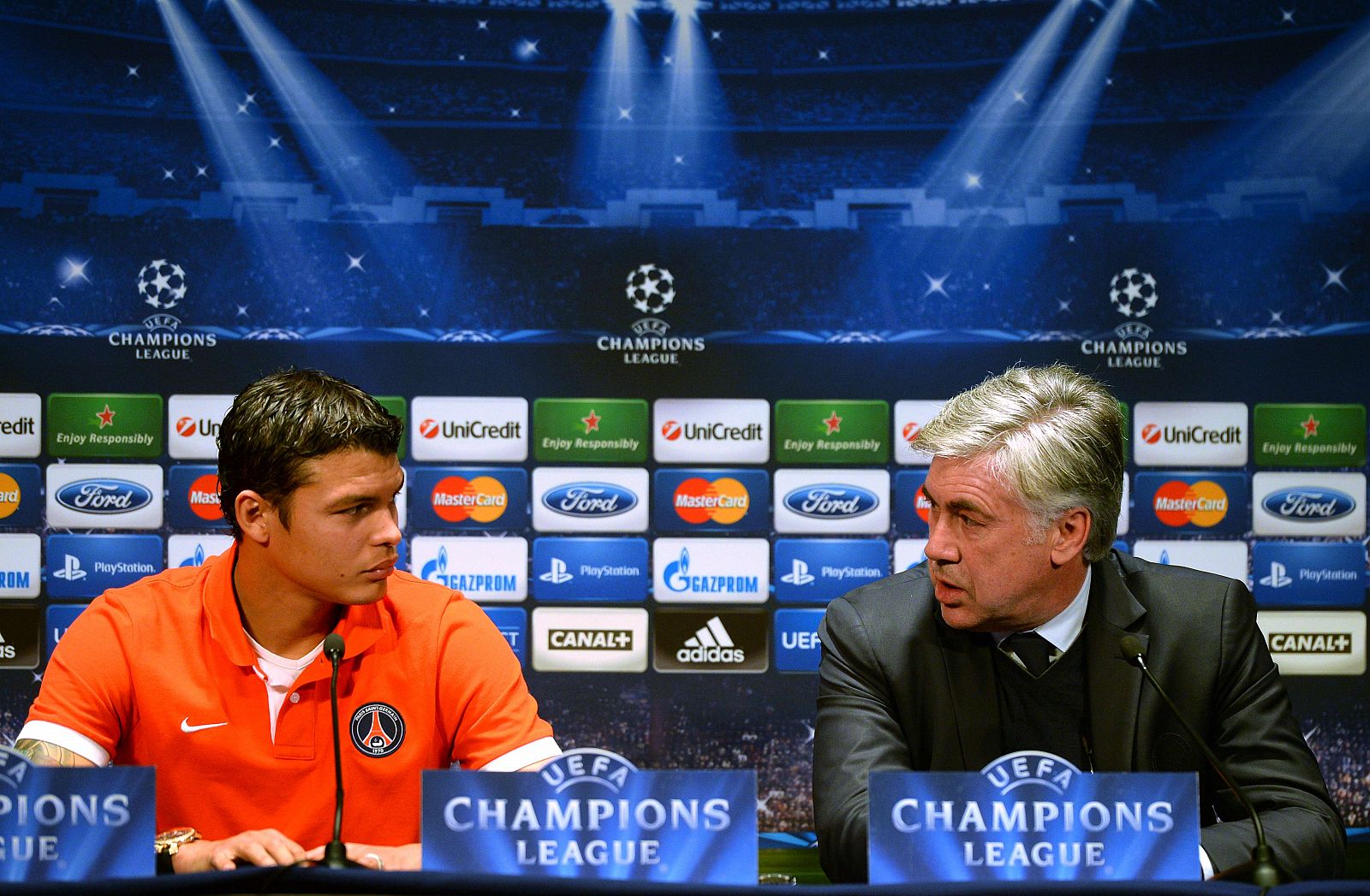 El entrenador del PSG, Carlo Ancelotti, junto al jugador brasileño Thiago Silva en rueda de prensa