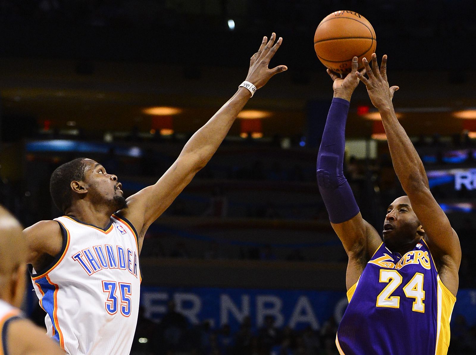 El jugador de los Lakers Kobe Bryant (d) ante Kevin Durant (i) de los Thunder