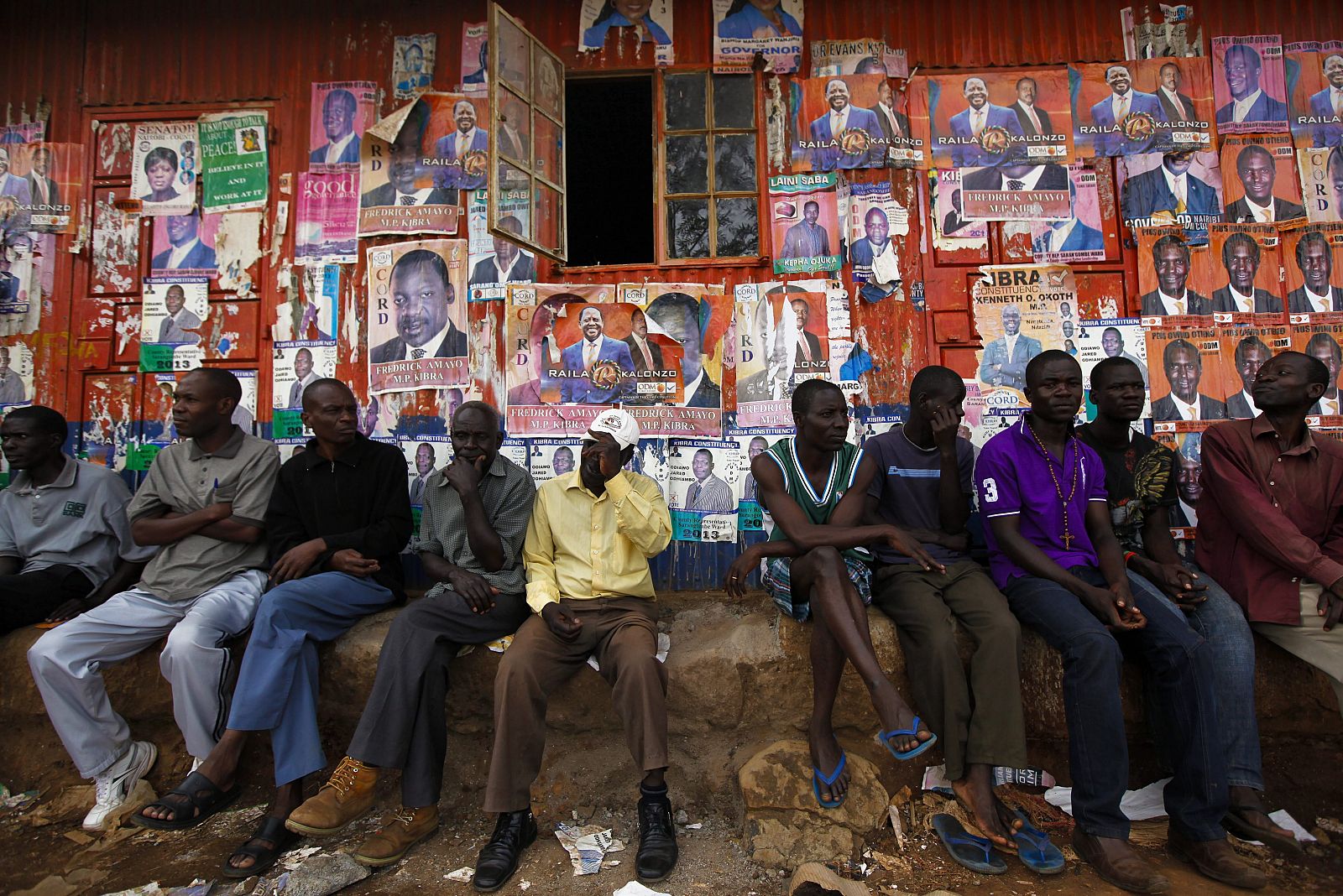 Kenianos en el suburbio de Kibera, en Nairobi