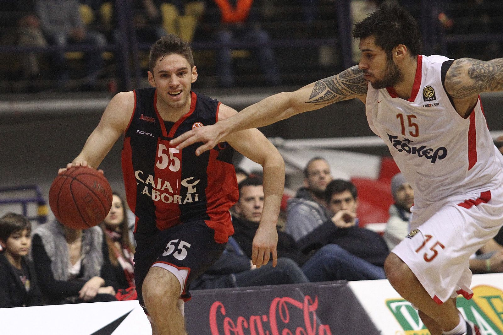 El jugador del Caja Laboral Fabien Causeur (i) lucha por el balón contra Georgios Printezis, del Olympiacos