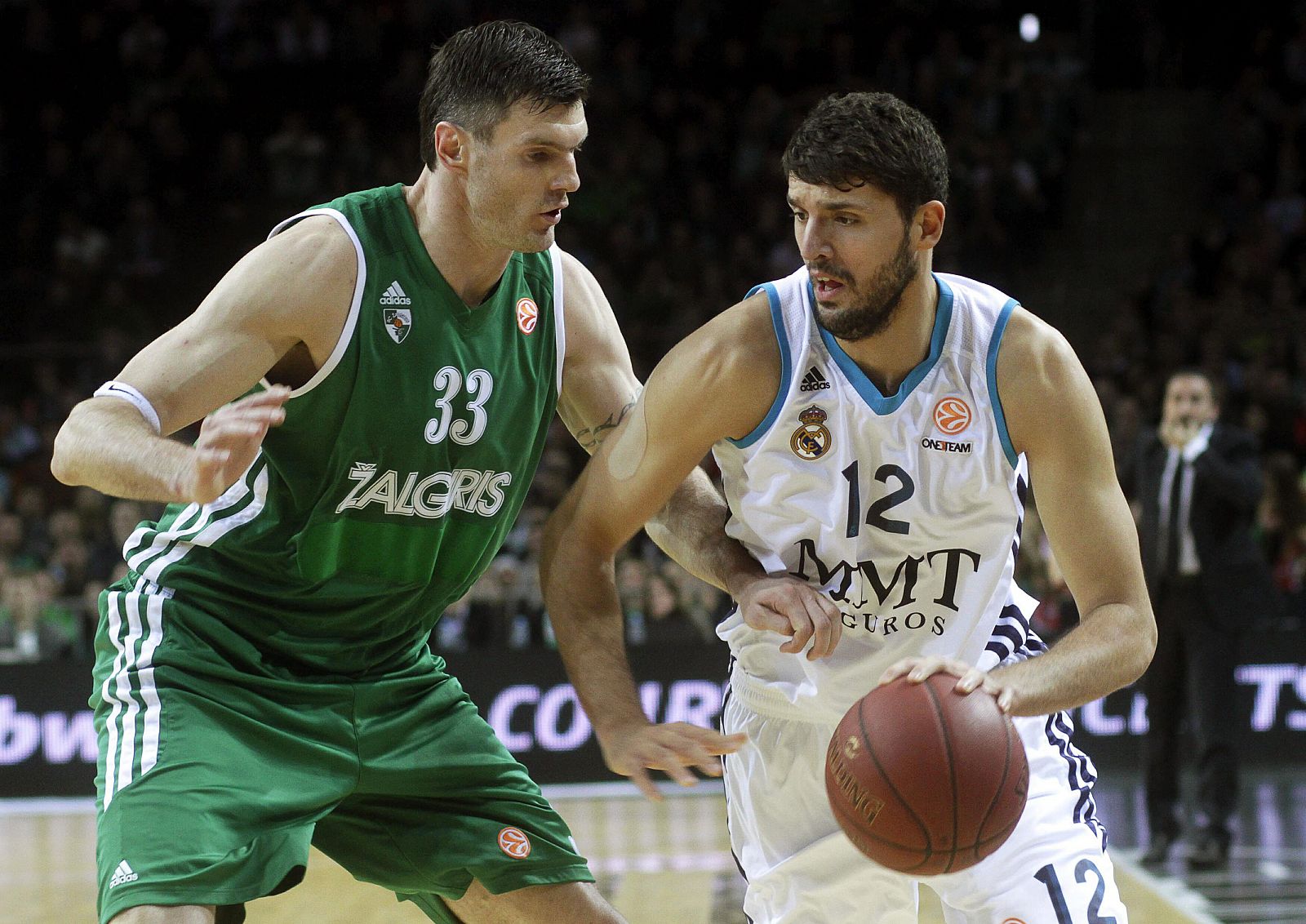 Lavrinovic trata de frenar a Mirotic.