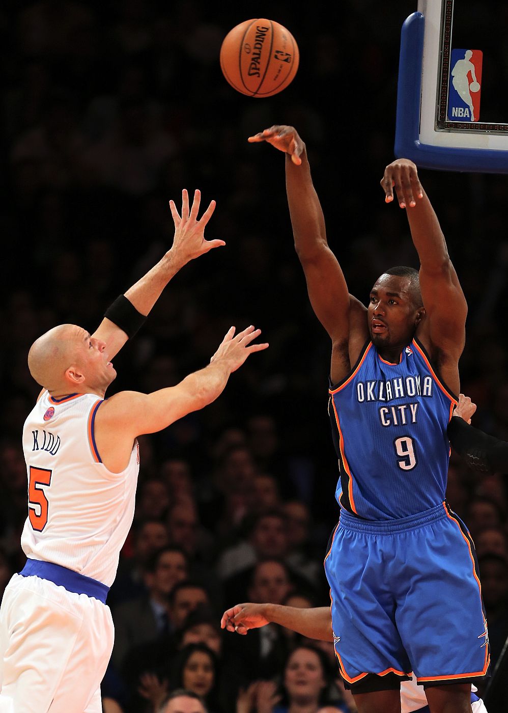 Ibaka (d), de los Thunder, defendido por Jason Kidd de los Knicks