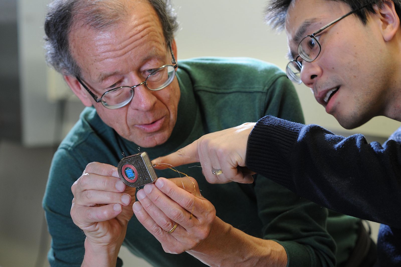 Los ingenieros Arto Nurmikko y Ming Yin examinan sus prototipos inalámbricos.