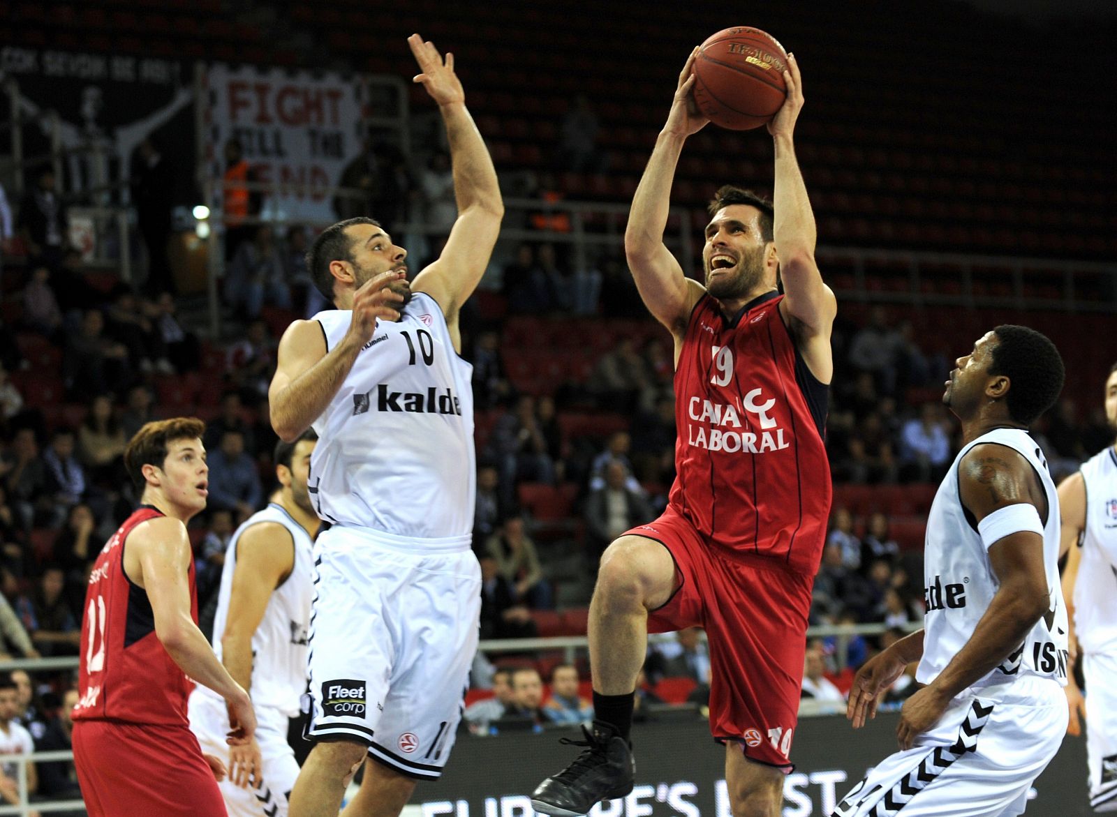 Fernando San Emeterio, en acción en el partido contra el Besiktas.